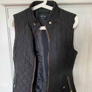 Black zip up vest. Size S